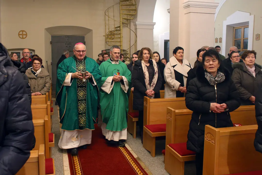 Šibenski biskup Tomislav Rogić u sklopu pastirskog pohoda posjetio župe Jadrtovac i Vrpolje
