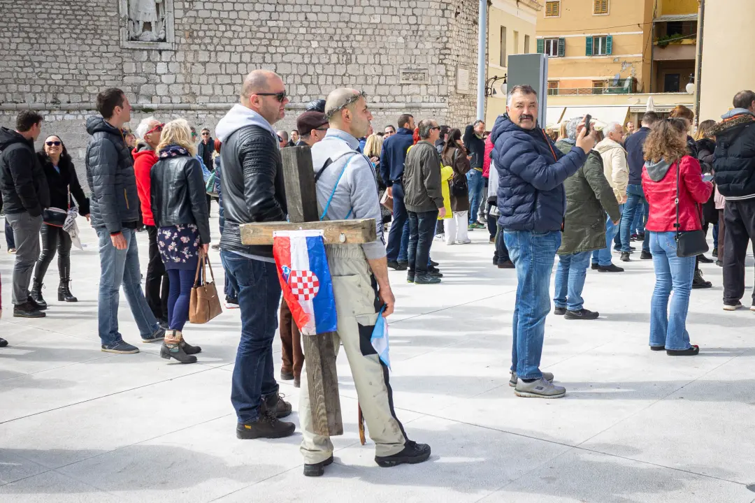 Nekoliko stotina ljudi na prosvjedu u Šibeniku: 'Skinite maske, došlo je vrime!'