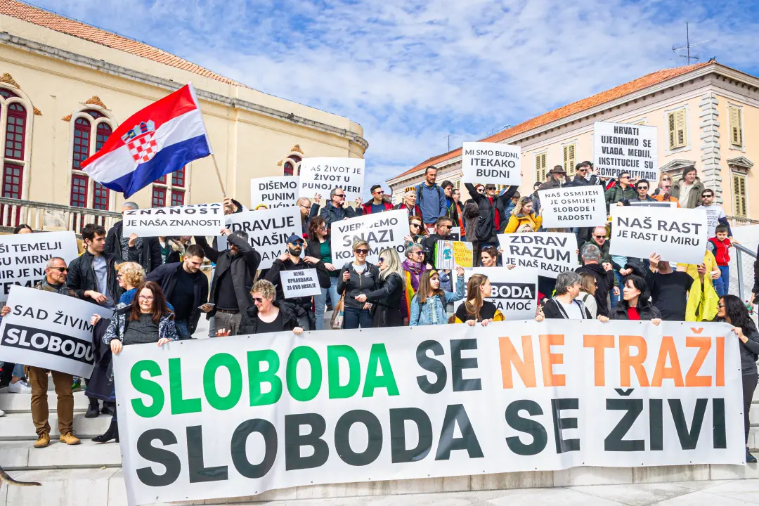 Nekoliko stotina ljudi na prosvjedu u Šibeniku: 'Skinite maske, došlo je vrime!'