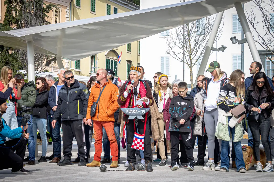 Nekoliko stotina ljudi na prosvjedu u Šibeniku: 'Skinite maske, došlo je vrime!'