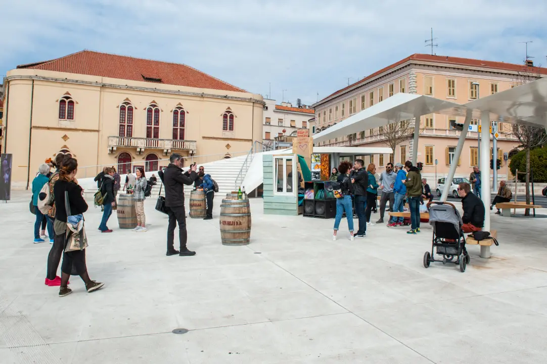 Na Poljani ste danas mogli saznati kako napreduje gradnja kuće za obitelj s Banije, uz to se i okrijepiti, a i zaplesati    