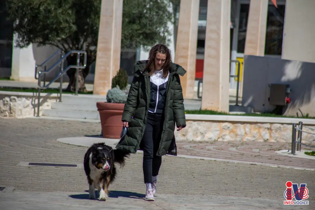 Uskrs u Vodicama: Lijepo vrijeme izmamilo ljude u đir po rivi i druženje uz kavu
