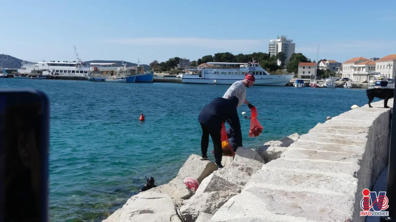 Ronioci iz tri županije iz mora kod vodičke rive izronili puna dva kontejnera smeća! 