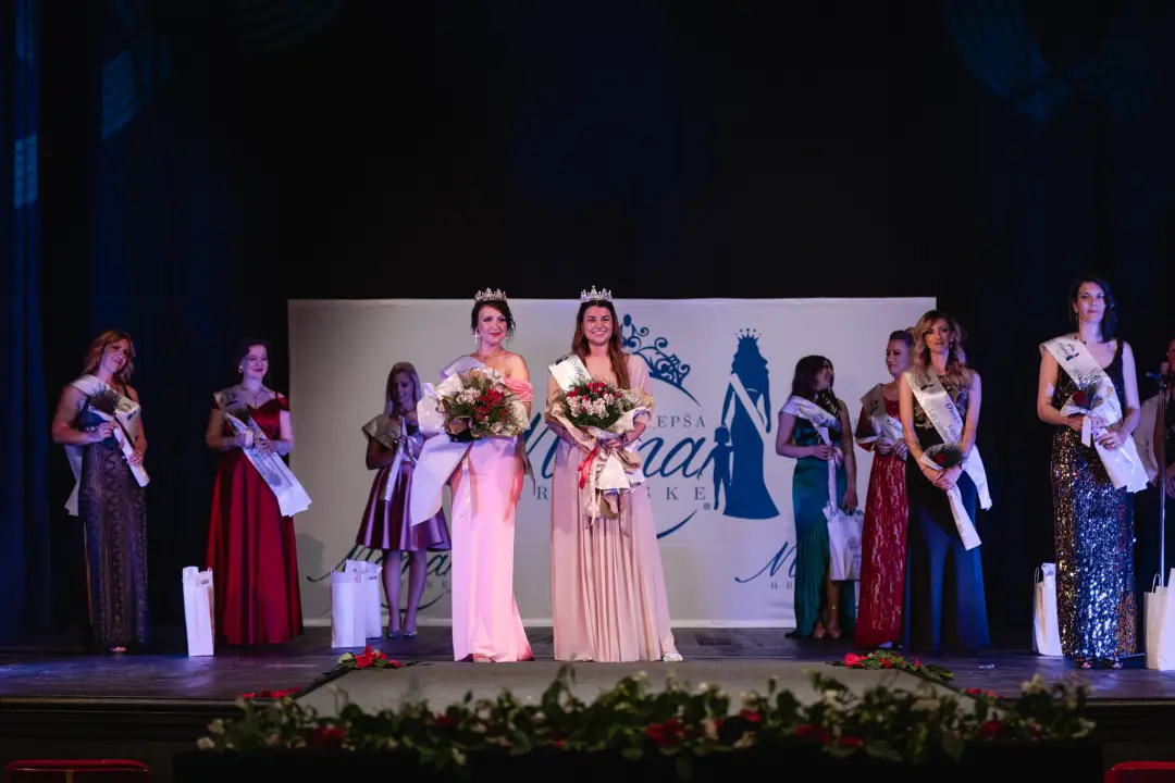 U šibenskom kazalištu održan izbor za najljepšu mamu: Vedrana Halinčić Bakšić i Ljubica Bulić ponijele lente