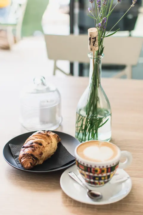 Priuštite si prekrasne trenutke na prozračnoj terasi Pomalo Bistro &amp; Bara u Žaboriću! 