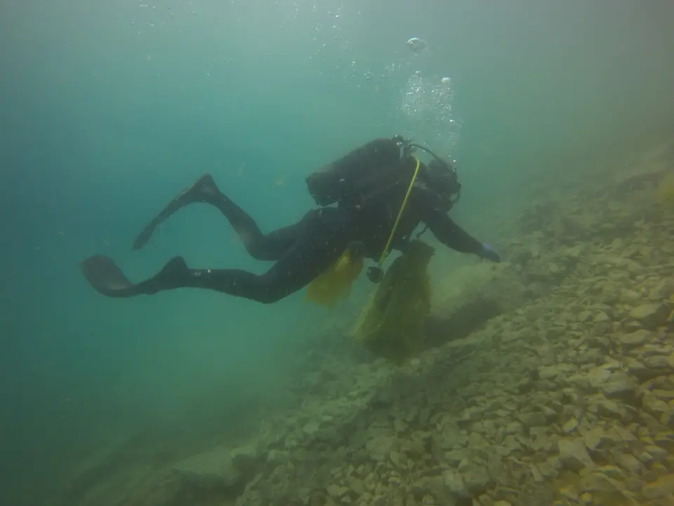 Ronioci objavili što su sve zatekli pod morem na Marinskoj: Gume, gume, gume... i jedan krov!