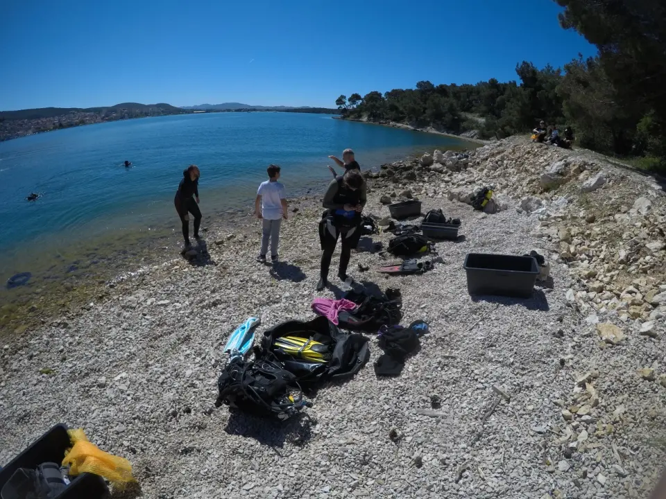 Ronioci objavili što su sve zatekli pod morem na Marinskoj: Gume, gume, gume... i jedan krov!