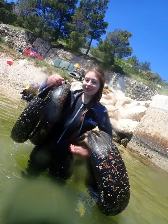 Ronioci objavili što su sve zatekli pod morem na Marinskoj: Gume, gume, gume... i jedan krov!