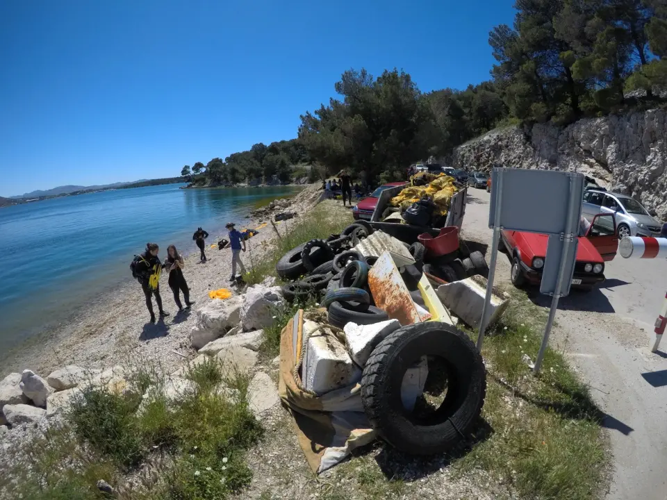 Ronioci objavili što su sve zatekli pod morem na Marinskoj: Gume, gume, gume... i jedan krov!