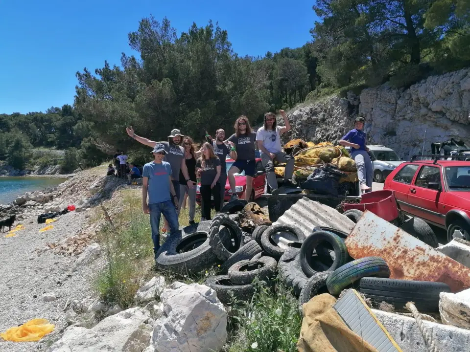 Ronioci objavili što su sve zatekli pod morem na Marinskoj: Gume, gume, gume... i jedan krov!