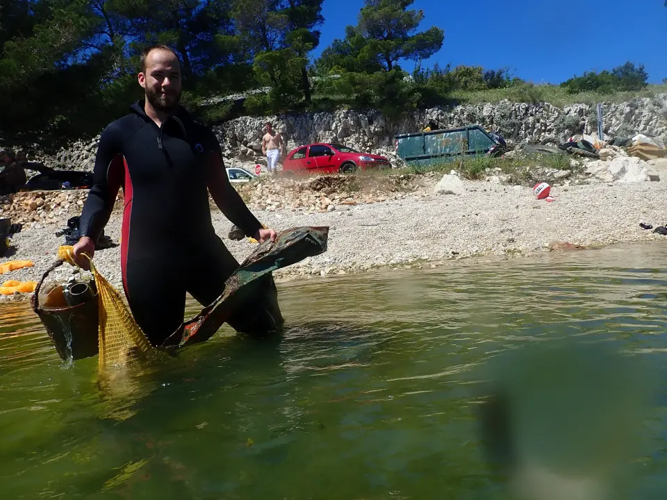 Ronioci objavili što su sve zatekli pod morem na Marinskoj: Gume, gume, gume... i jedan krov!
