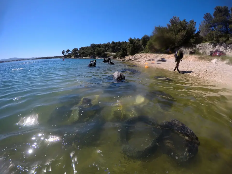 Ronioci objavili što su sve zatekli pod morem na Marinskoj: Gume, gume, gume... i jedan krov!