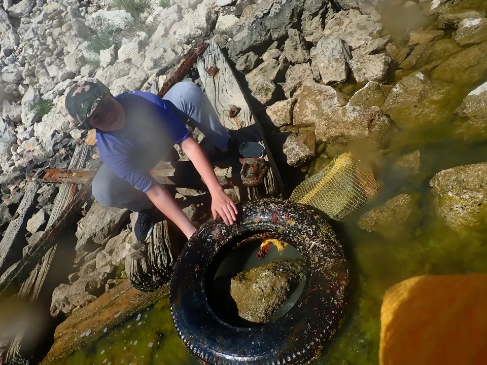 Ronioci objavili što su sve zatekli pod morem na Marinskoj: Gume, gume, gume... i jedan krov!