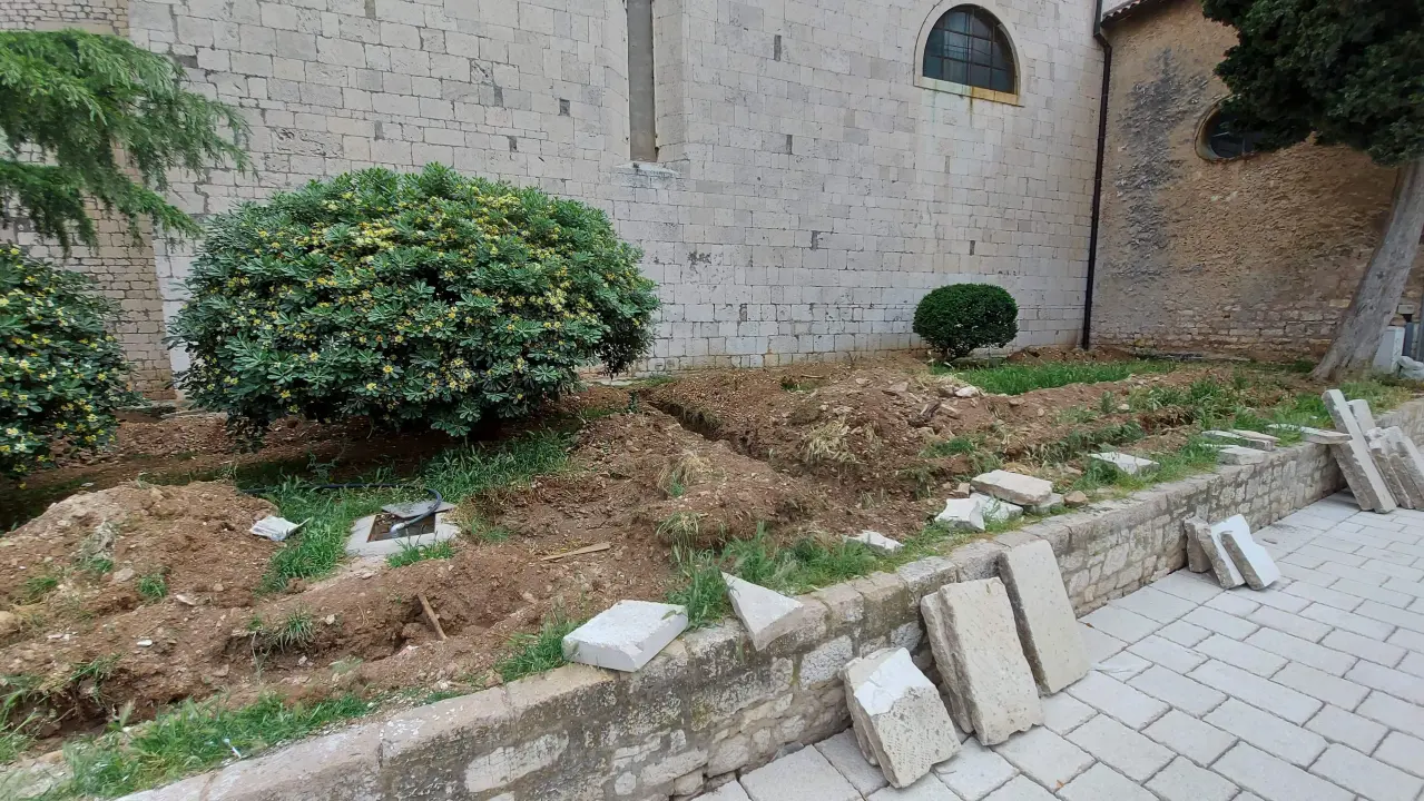 Među ljudskim kostima kod sv. Frane građani šetaju pse: Bager ih prekopao i razbacao po travi