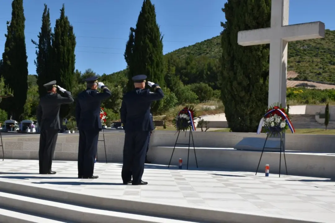 Uoči Dana državnosti na Kvanju položeni vijenci i svijeće za poginule branitelje 
