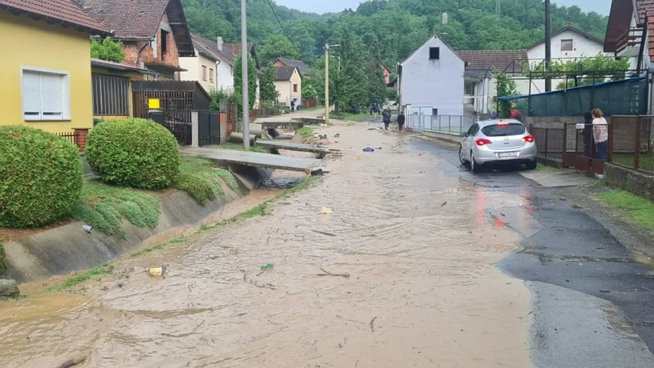 Snažno nevrijeme u Požegi izazvalo blatne bujice: 'Sva prigradska naselja su pod vodom'