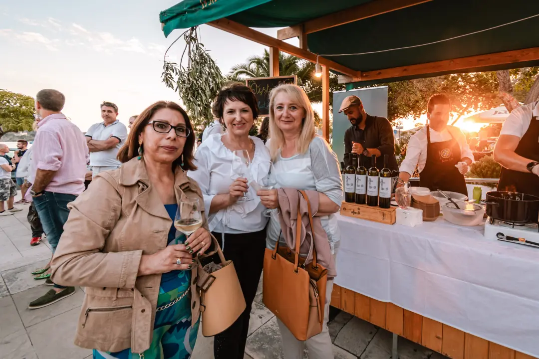 Romansa pidoće i Debita napunila rivu: Jele su se pohane, u toću, na lati, rižot, dimljene...