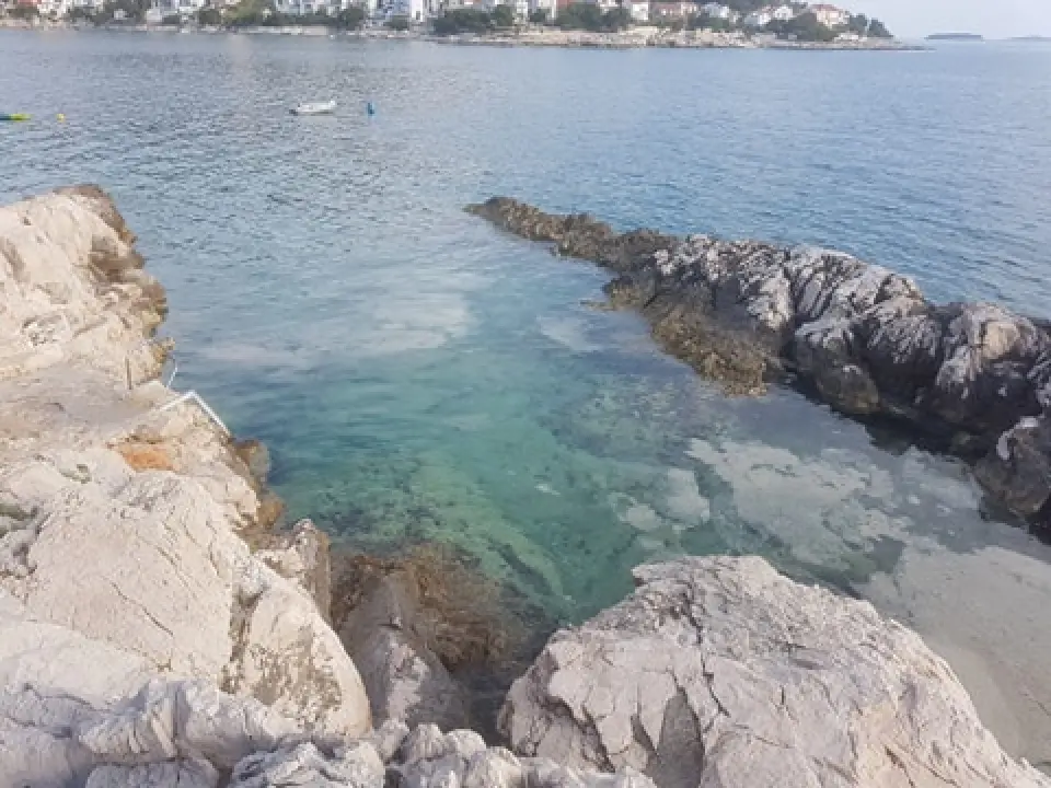 Nadležni nas uvjeravaju da su ovakvi prizori iz Primoštena rezultat cvjetanja mora 