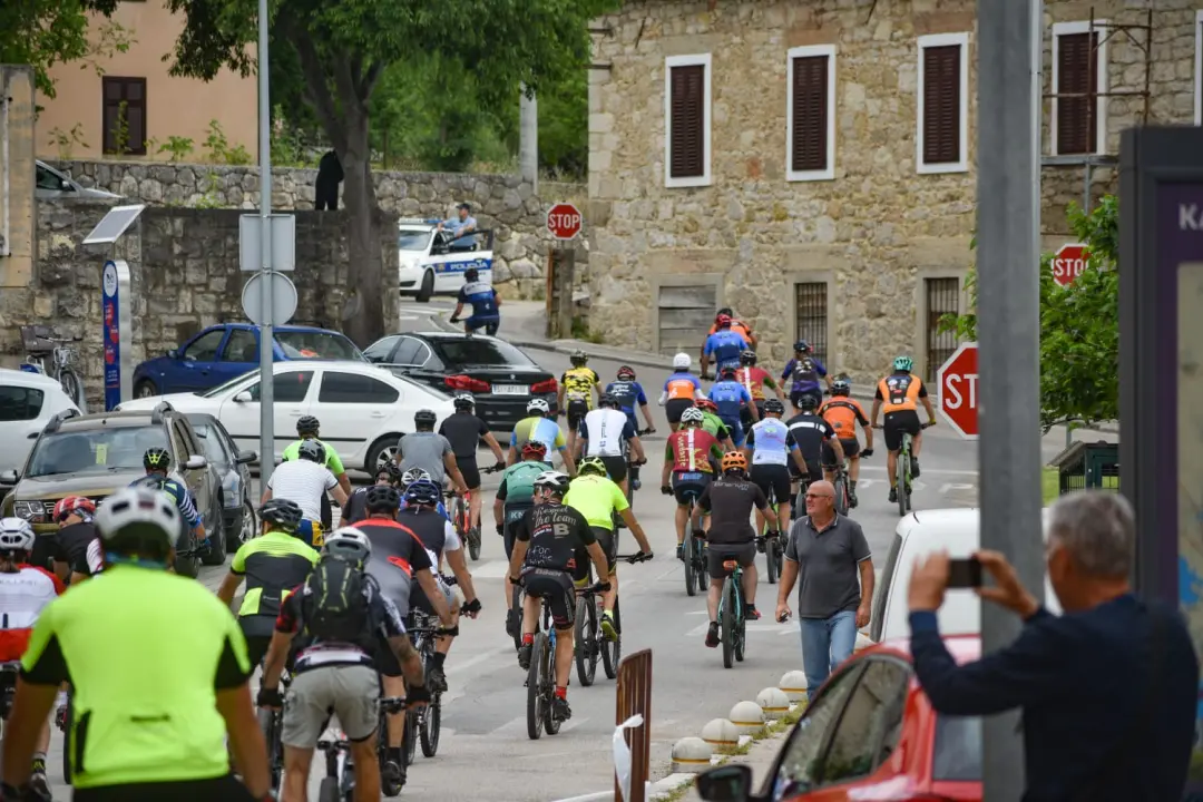 U Drnišu održana prva brdska 'Kraljevska utrka', atraktivnu stazu prošao i 71. godišnji Luka Jakovljević   