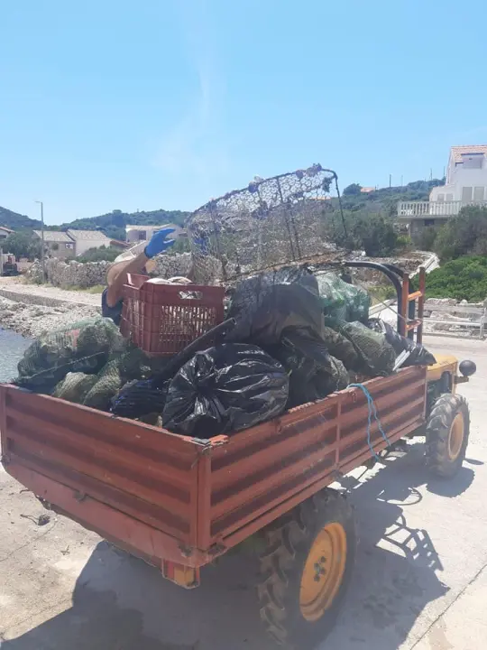 Sve ovo smeće ležalo je na dnu mora: Ronioci iz kaprijske vale izvadili 30 vreća, gume, stare vrše...