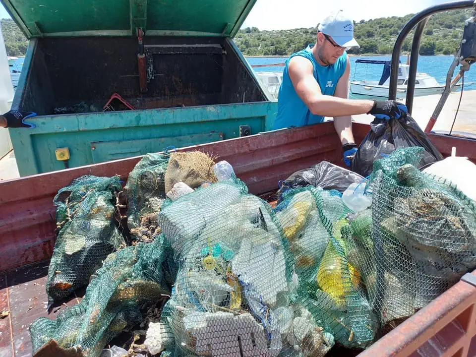 Sve ovo smeće ležalo je na dnu mora: Ronioci iz kaprijske vale izvadili 30 vreća, gume, stare vrše...