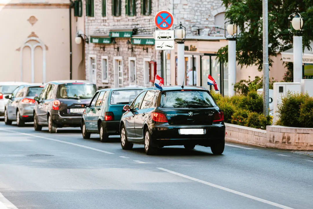 Navijačko ludilo baš i nije zavladalo Šibenikom, vidjeli smo više kvadratnih stolnjaka nego dresova!