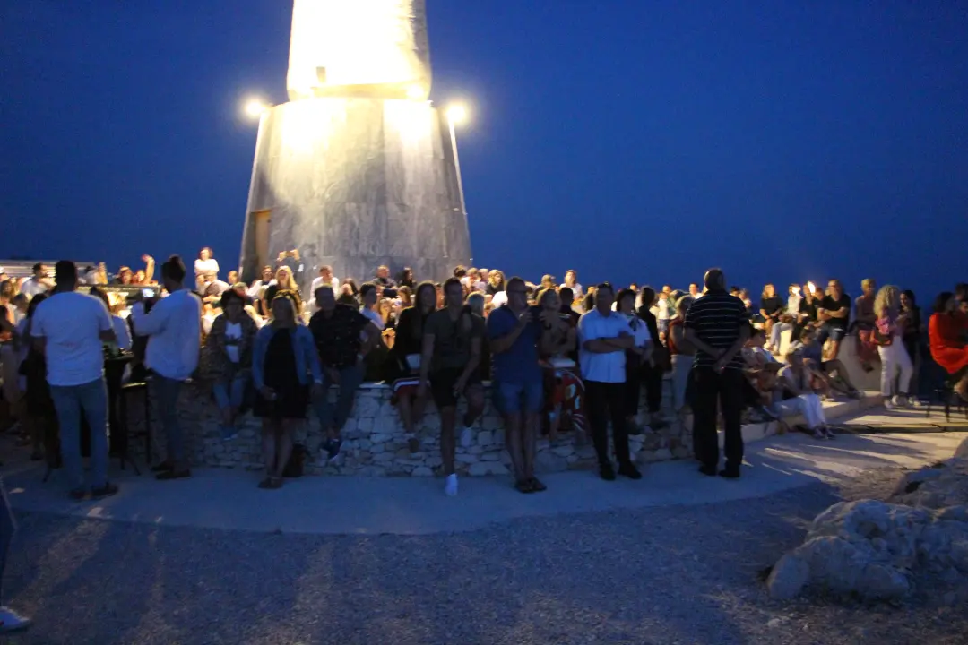 Na primoštenskom brdu Gaj održan koncert 'Tragom Olivera': Pogledajte kako smo se proveli 