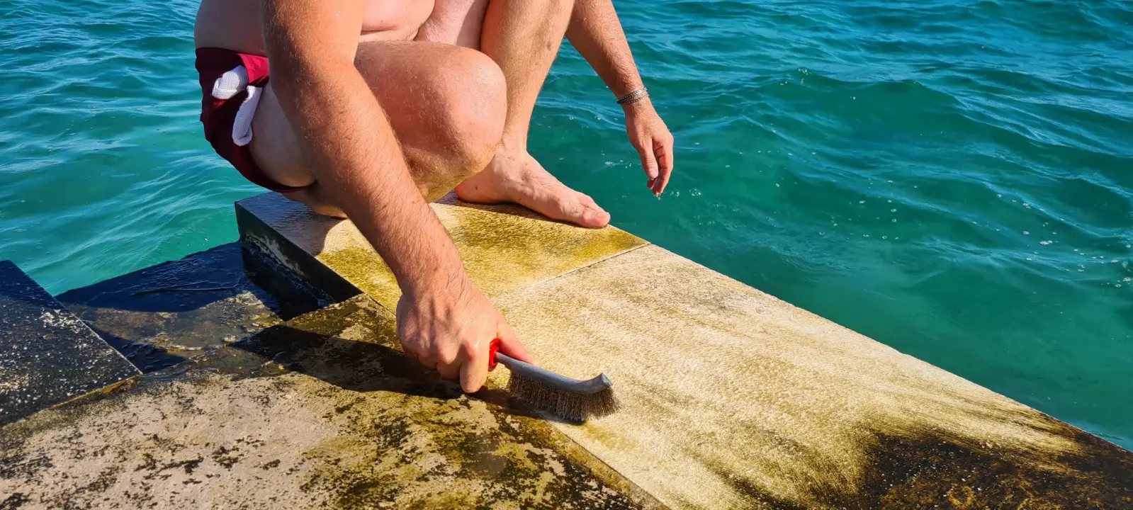 Vikendaši i kabinaši uzeli stvar u svoje ruke: Pokušali odstraniti opasan klizavi sloj s rive ispred kabina