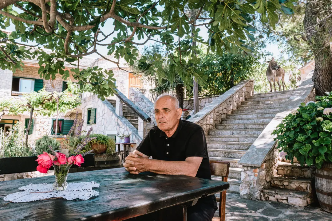 Don Stipe Perkov objavio ‘Razgovore (ne)ugodne puka primoštenskoga’: Riječima su, kao s kamenom, gradili suhozid prošlosti!
