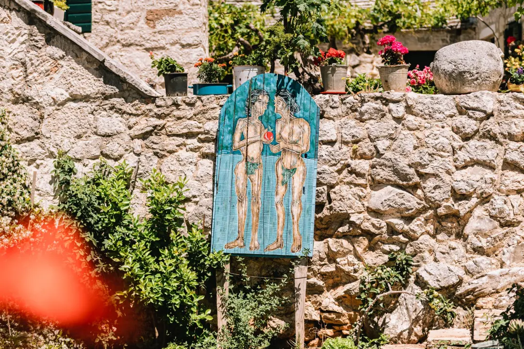 Don Stipe Perkov objavio ‘Razgovore (ne)ugodne puka primoštenskoga’: Riječima su, kao s kamenom, gradili suhozid prošlosti!