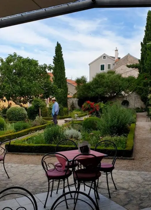 Slavni britanski vrtlar Monty Don snimio emisiju o Samostanskom srednjovjekovnom vrtu sv. Lovre u Šibeniku 
