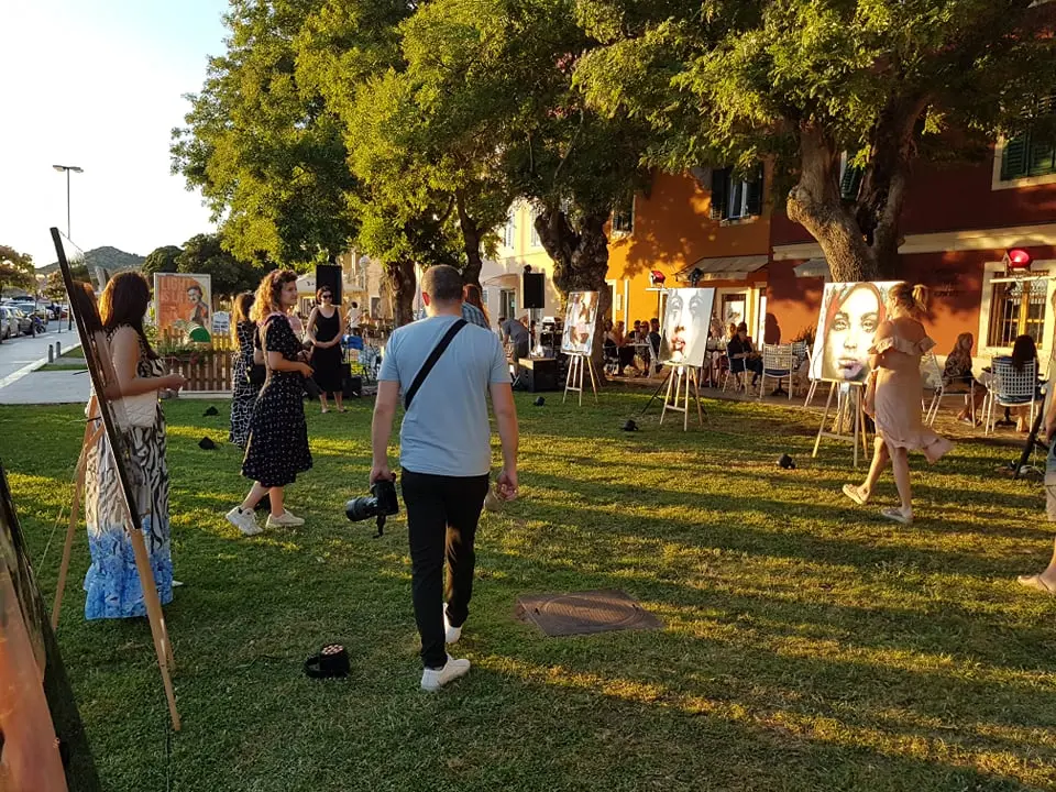 Otvorena treća samostalna izložba Branke Grubić u Azimutu: 'Moje cure govore o slobodi i puštaju glas. Dosta je bilo!' 
