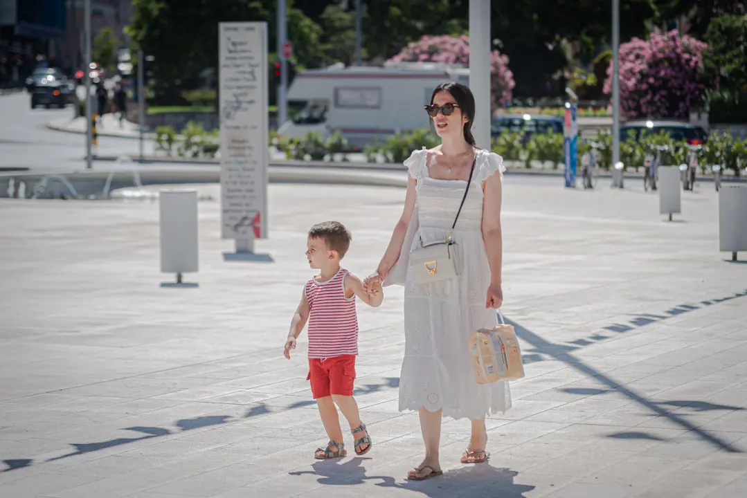 Lepršave haljine svih boja i dezena preplavile su ulice grada