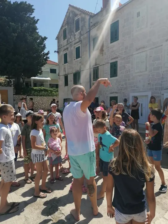Ribafish dočekan u Prvić Luci: Družio se s djecom i učio ih kako čuvati more