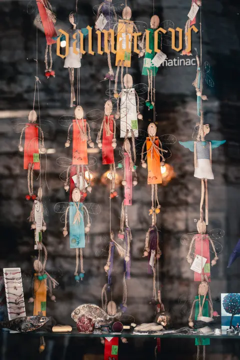 Ljeto u Galeriji Juraj Dalmatinac u znaku veselih riba, bezvremenskog nakita i poznatih umjetnika!