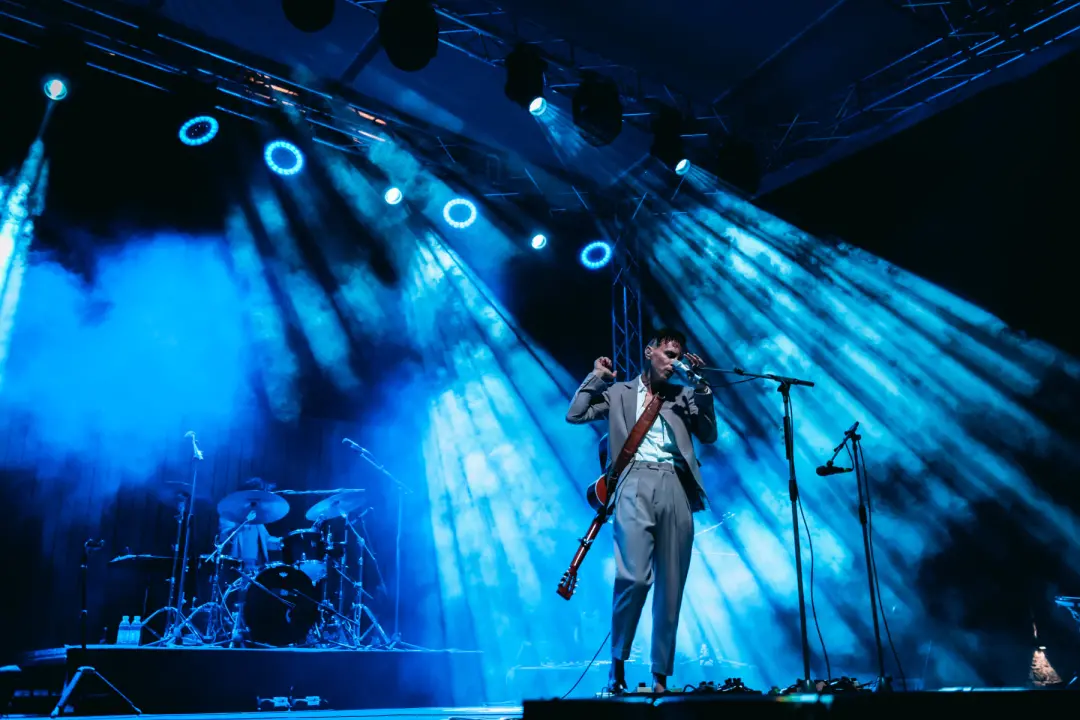 Asaf Avidan u Šibeniku: Bol, patnja, ljubav, unikatan talent i kiselost pokvarenog piva  