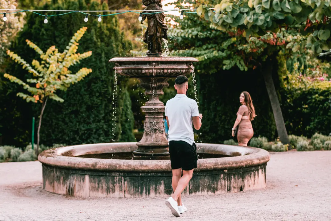 Grad je pun ljudi: Uz buru lakše se diše pa turisti, osim u čarobnom zalasku, uživaju u prešetavanju rivom!