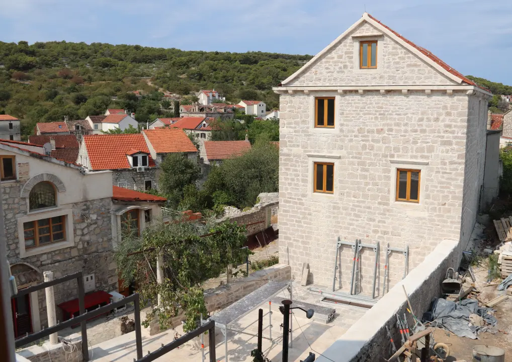 Još malo i gotov je Centar koralja na Zlarinu: Pogledajte kako su obnovljene kuće Šare i Kažerma