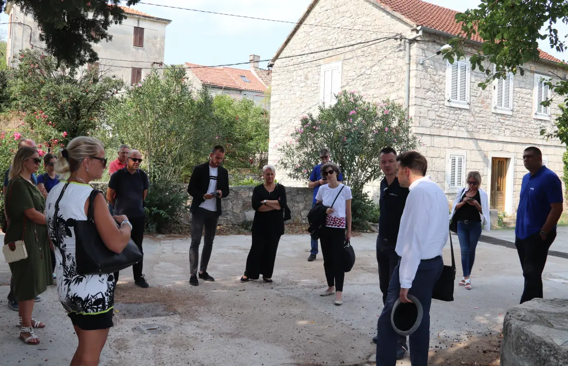 Još malo i gotov je Centar koralja na Zlarinu: Pogledajte kako su obnovljene kuće Šare i Kažerma