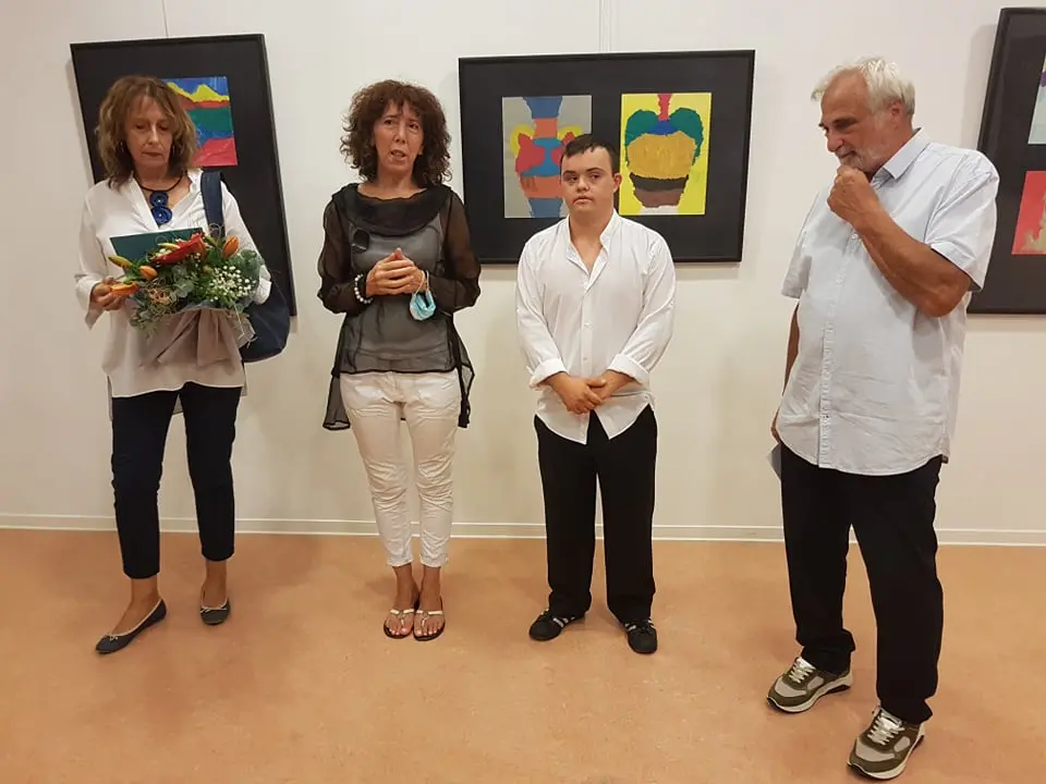 U šibenskoj knjižnici otvorena izložba Petra Krešimira Bralića: 'Drago mi je da ste ovdje i volim vas sve'  