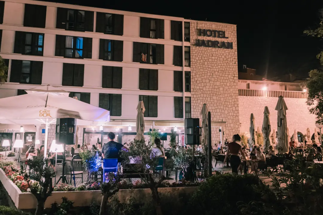Terasa hotela Jadran ovog ljeta ‘vraćena’ Šibenčanima, a svirke uživo nastavljaju i nakon sezone! 