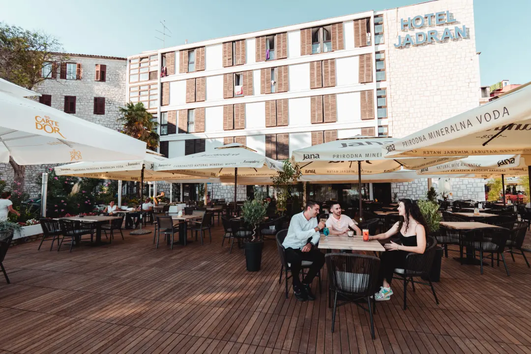 Terasa hotela Jadran ovog ljeta ‘vraćena’ Šibenčanima, a svirke uživo nastavljaju i nakon sezone! 