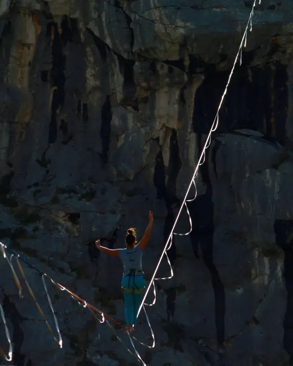 Ova silueta nad kanalom je Šibenčanka Antonia Gašperov: 'Highline je sigurniji od vožnje autom, a adrenalin je najveći neprijatelj u zraku'
