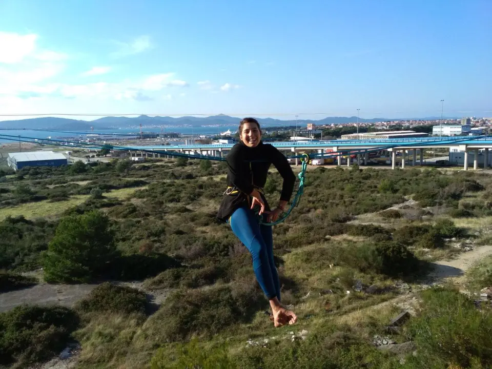 Ova silueta nad kanalom je Šibenčanka Antonia Gašperov: 'Highline je sigurniji od vožnje autom, a adrenalin je najveći neprijatelj u zraku'