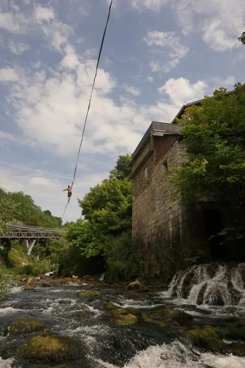 Ova silueta nad kanalom je Šibenčanka Antonia Gašperov: 'Highline je sigurniji od vožnje autom, a adrenalin je najveći neprijatelj u zraku'