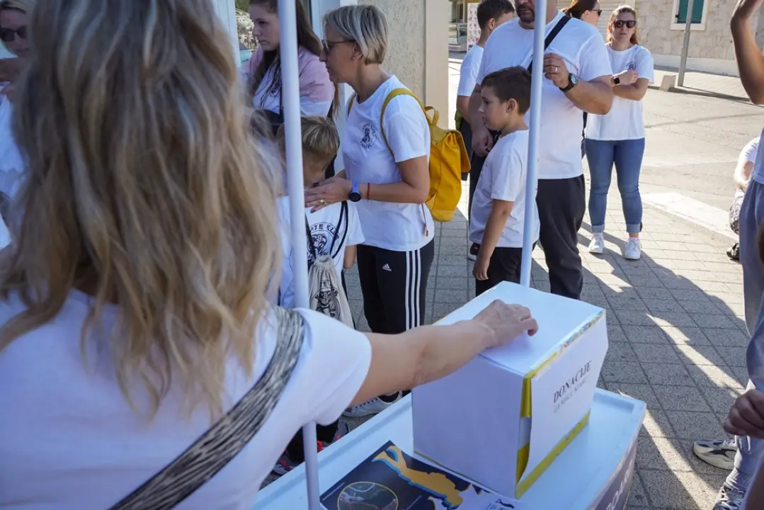 Pogledajte kako je Svjetski dan hodanja obilježen u Pirovcu: Skupljalo se i za pomoć maloj Kiari   