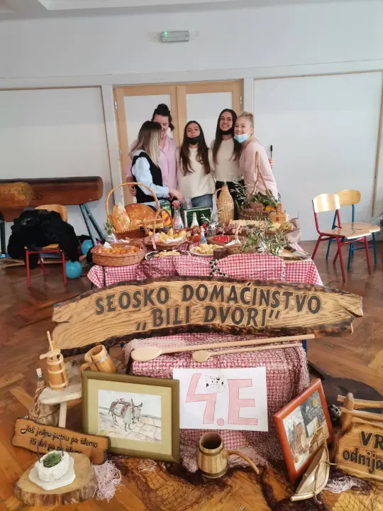 Ekonomska škola Šibenik: Obilježavanje Dana kruha i sportsko-humanitarna akcija 'Trica za Kiaru'