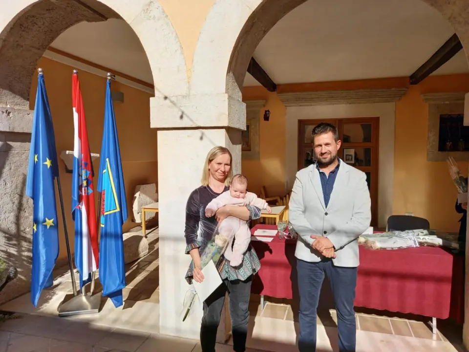 Potpore Općine Tisno za novovjenčane parove i novorođenu djecu: Po  jednu, tri, pet i sedam tisuća kuna