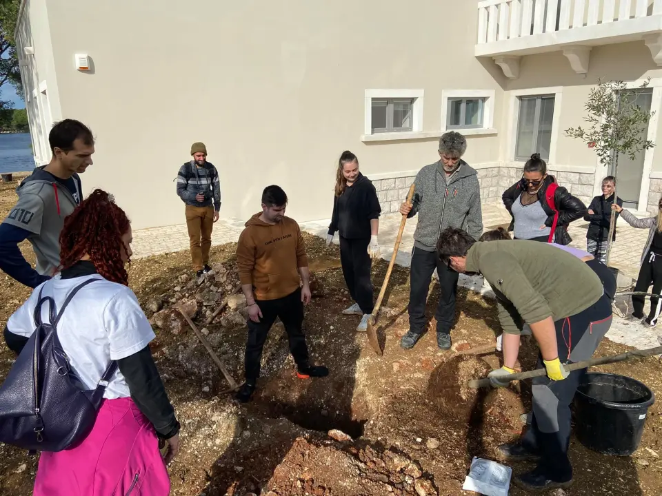 Šibenski volonteri s kolegama iz Europe zasadili mlada stabla u uvali Minerska u kanalu