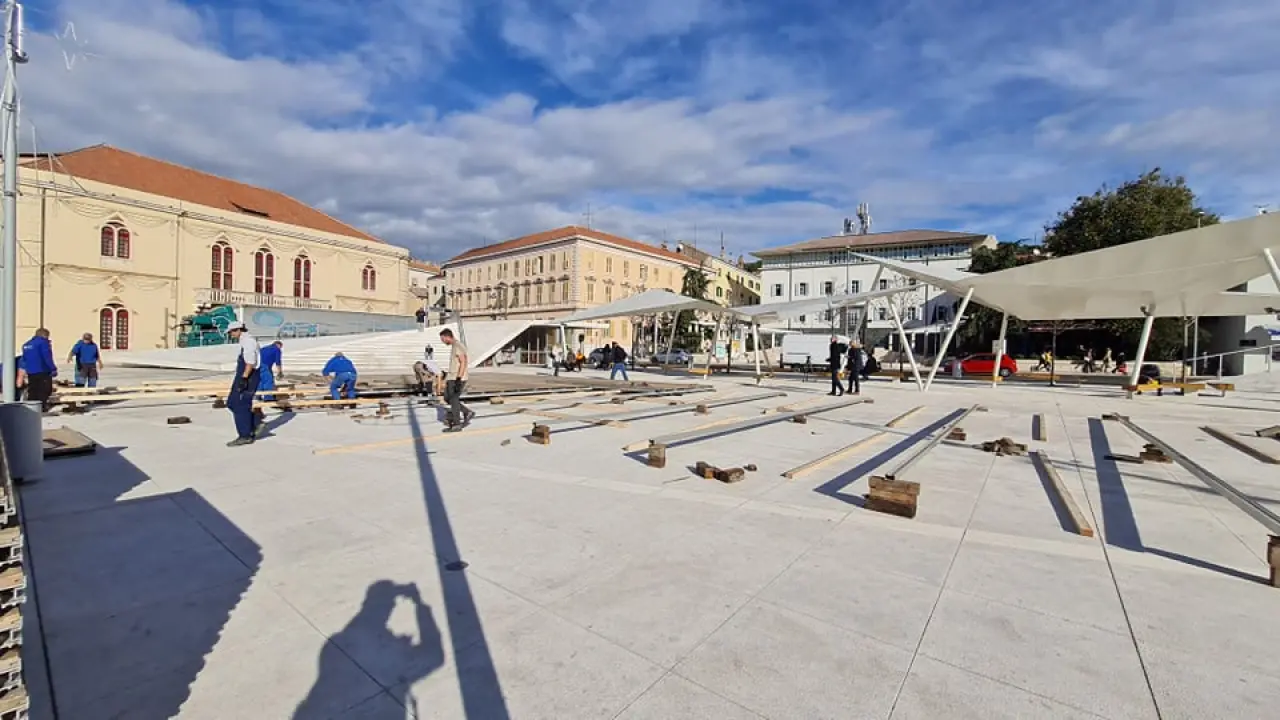 Poljana postaje klizalište, počeli su radovi na montiranju: Adventura starta u petak, klizalište malo kasnije